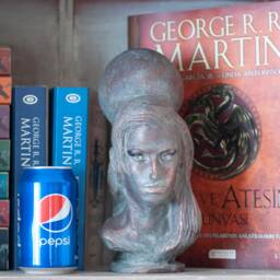 Handmade Amy Winehouse Resin Bust - Collectible Pop Art Sculpture - thumbnail 4