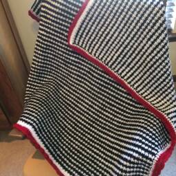 Houndstooth Crochet Throw - thumbnail 3