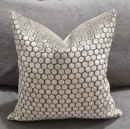 Designers Guild Jabot Oyster & Omega Velvet Cushion Cover 45x45 cm - thumbnail 1