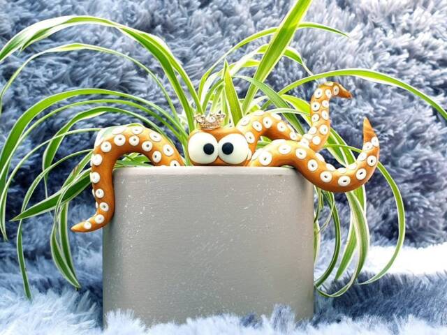 Glow in The Dark Kraken Tentacle Plant Pet With Gold Crown - image 1