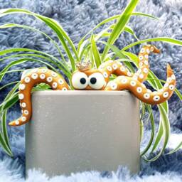 Glow in The Dark Kraken Tentacle Plant Pet With Gold Crown - thumbnail 2