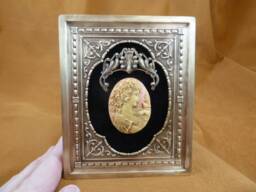 Framed Cameos Lacy Lady With Bird Pink + Ivory Victorian Scrolled Floral Design Brass Frame Wall Shelf Desk Hanging Art Cfl17-10