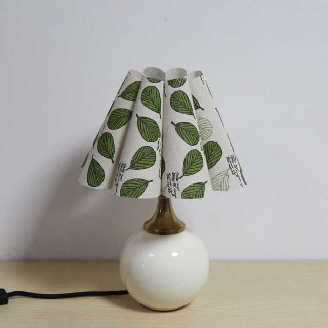 Duzy Handmade Scallop Shape Leaf Pattern Fabric & Ceramic Base Table Lamp-120#, 110-240V/50-60Hz - image 1