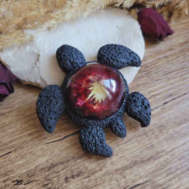 Decorative Resin Turtle With Inclusion Of Dried Immortelle Flower - Miska Model - image 1