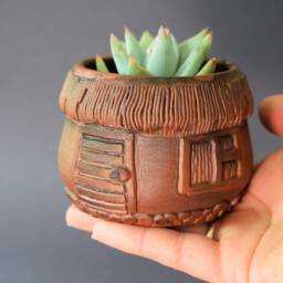 Hand-Sculpted Brown Clay House Planter - Mini Pot For Succulents, Small Plants, & Tillandsias - thumbnail 3
