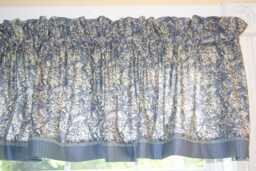 "Rjr Garden Sketch Book Floral Window Valance 17"" X 44" - thumbnail 1