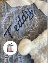 Personalised Baby Cable Knit Blanket Wrap Wreath Custom Name Embroidered Bow Or Pom Pom/Sherpa Reverse Nursery Hospital Bag Photo Shoot Gift - thumbnail 1