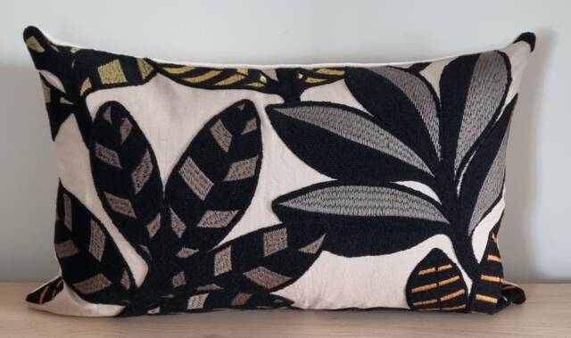 Designers Guild Tanjore Natural & Omega Velvet Cushion Cover 35x55 cm - image 1