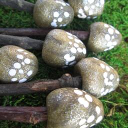 Set Of 3 Miniature Shimmery Gold Mushrooms With White Spots - thumbnail 4