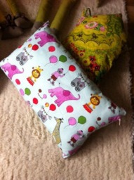 Children's Cushion With Storage For Cuddly Toys Large Pocket + Handle/Registered Design - thumbnail 3
