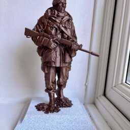 Yomper Statue Replica - British Armed Forces Falklands War Tribute Ornament - thumbnail 4