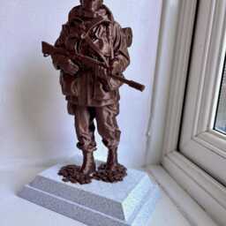 Yomper Statue Replica - British Armed Forces Falklands War Tribute Ornament - thumbnail 3