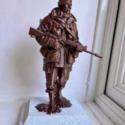 Yomper Statue Replica - British Armed Forces Falklands War Tribute Ornament - thumbnail 2