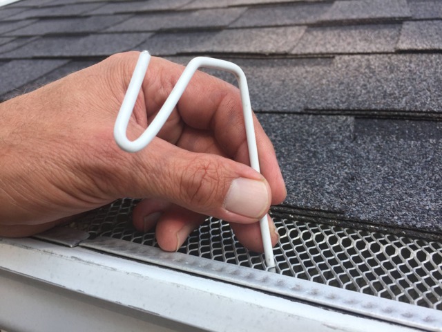 50 Ct White Christmas Hook-Christmas Light Hanger For Gutters With Mesh Leaf Gutter Guard - image 1