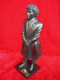 Colin Baker Dr Who Figurine, Limited Edition Sixth Doctor Statue - thumbnail 3
