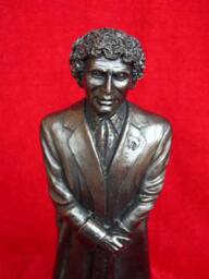 Colin Baker Dr Who Figurine, Limited Edition Sixth Doctor Statue - thumbnail 2