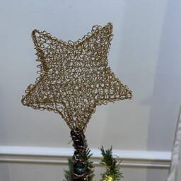 Vintage Style Soft Gold Wire Wrap Mesh Star Rustic Industrial Mini Christmas Tree Topper, 4 - thumbnail 2
