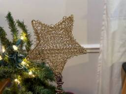 Vintage Style Soft Gold Wire Wrap Mesh Star Rustic Industrial Mini Christmas Tree Topper, 4 - thumbnail 1