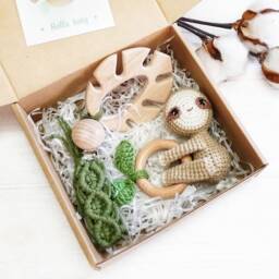 Crochet Baby Rattle Sloth Koala Dinosaure Elephant Bunny Fox Pig Bear, Macrame Paci Clip, Wooden Toy, Gender Neutral Gift Set