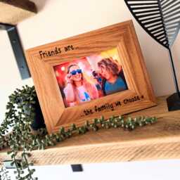"Friend Photo Frame - Friends Are The Family We Choose Personalised Solid Oak Wood Picture Fits 6x4"", 7x5" - thumbnail 1