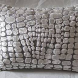 Designers Guild Velvet Fabric Nabucco Cushions 12 X 16 In - thumbnail 2