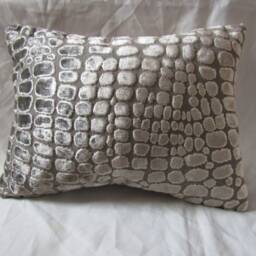 Designers Guild Velvet Fabric Nabucco Cushions 12 X 16 In - thumbnail 4