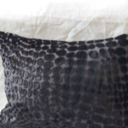 Designers Guild Velvet Fabric Nabucco Cushions 12 X 16 In - thumbnail 3