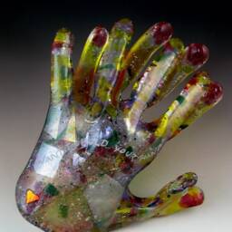 "Fused Glass ""I Want To Hold Your Hand" - thumbnail 2