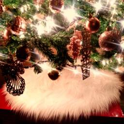 Shaggy Faux Sheepskin Christmas Tree Skirt - Plush White Fur Accent - thumbnail 4