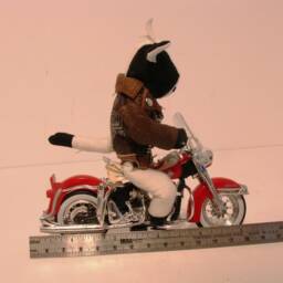 A Harley-Davidson Duo-Glide Riding Muslin Bull Doll With A Leather Jacket - 118 Scale - thumbnail 2