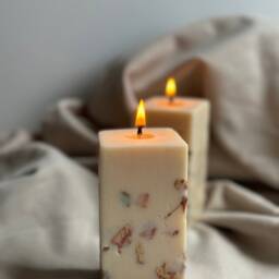 Handmade Vegan Soy Candle With Flower Petals - Natural Unscented Minimalist Eco Home Decor - thumbnail 3