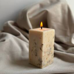 Handmade Vegan Soy Candle With Flower Petals - Natural Unscented Minimalist Eco Home Decor - thumbnail 2