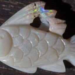 Large Lightning Ridge Rainbow Fire Fish Opal Carving - 26.4 Cts - thumbnail 2