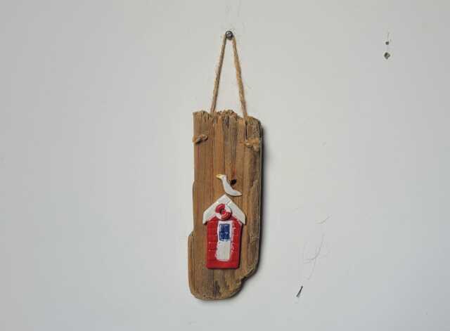 Character Nautical Driftwood & Ceramic Red Beach Hut Wall Hanging Plaque Shabby Chic - image 1