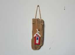 Character Nautical Driftwood & Ceramic Red Beach Hut Wall Hanging Plaque Shabby Chic - thumbnail 1