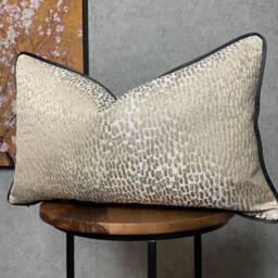 Champagne - Black Pillow Cover, Lumbar Cover, Cushion Piped Gold Antelope - thumbnail 2