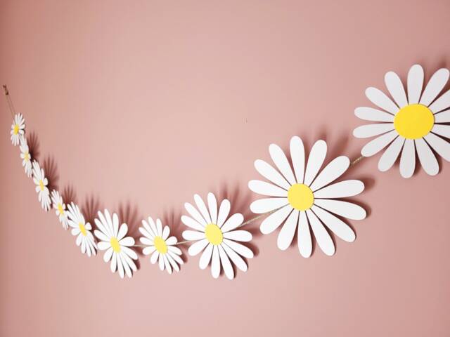 Handmade Flowers - 145 cm Garland Of 12 Daisies in Recycled Cardboard Paper - image 1