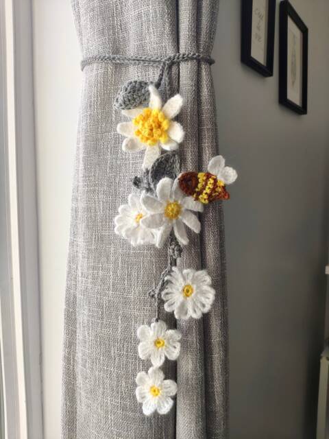 Crochet Daisy Curtain Tie Back/Flower & Bees Hold Back/Daisy Back/Crochet Bees/Gift For Her/Gift Kids - image 1