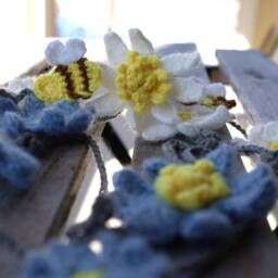 Crochet Daisy Curtain Tie Back/Flower & Bees Hold Back/Daisy Back/Crochet Bees/Gift For Her/Gift Kids - thumbnail 3