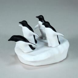 4 Penguins Sculpture By John Perry On Ice Floe 5In Long Figurine - thumbnail 3