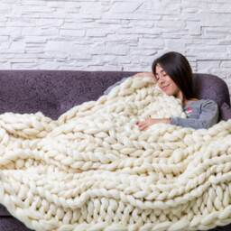 Chunky Knit Throw Blanket, Giant Blanket Made With Merino Wool - thumbnail 2