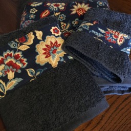 Handmade 3-Piece Navy Blue Bath Towel Set Trimmed With Floral Print - thumbnail 2