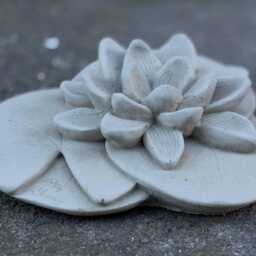Concrete Lily Statue Stone Flower Garden Ornament Handmade Floral Sculpture Outdoor Botanical Decoration Elegant Lover Gift - thumbnail 3