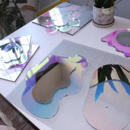 Mini Or Small Wiggly Life Reflector - Wavy Acrylic Mirror Wiggly Amorphic Retro Object - thumbnail 4
