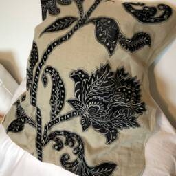 Indora Velvet Applique in Chanterelle Or Noir Pillow Cover - thumbnail 2