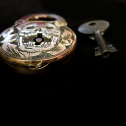 Hand Engraved/Sculpted Solid Brass Skull Pirate Tresure Chest Lock - thumbnail 4