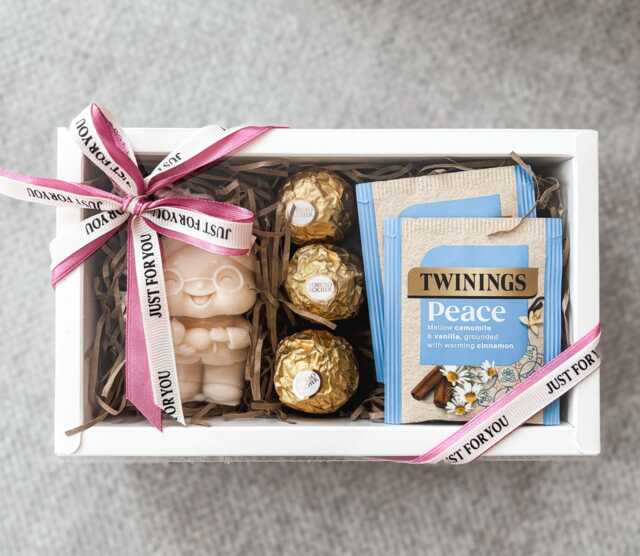 Grandma Candle Gift Set With Chocolate & Tea - image 1