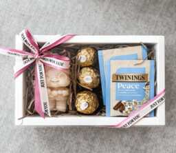 Grandma Candle Gift Set With Chocolate & Tea - thumbnail 1