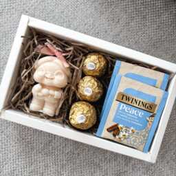 Grandma Candle Gift Set With Chocolate & Tea - thumbnail 2