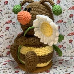 Crochet Bee Shelf Sitter With Daisy - Handmade Autumn Decor - thumbnail 3